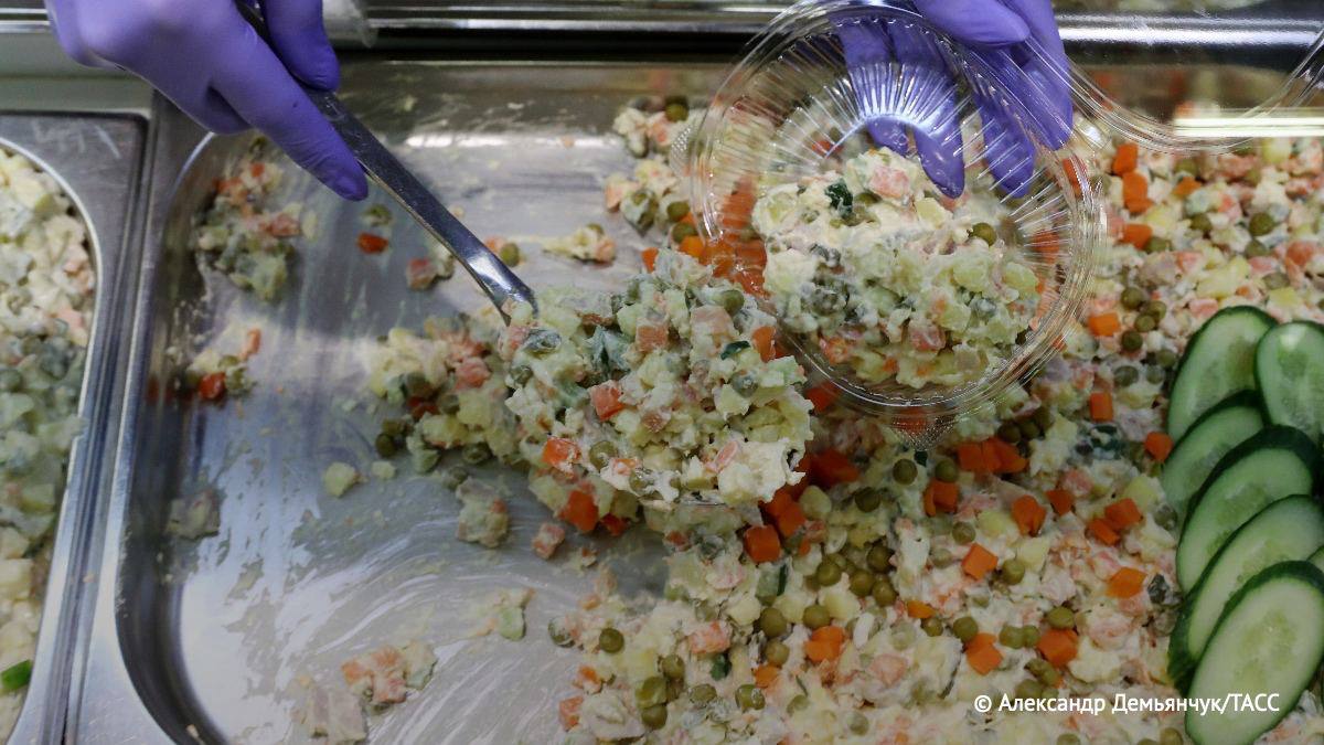 Осторожнее за новогодним столом Оливье в сочетании с водкой газированными напитками сладким коктейлем или игристым вином может спровоцировать острый панкреатит  Традиционный новогодний салат стоит сочетать с сухим вином или шампанским брют квашеной капустой мочеными яблоками умеренным количеством соленых грибов запеченой рыбой или мясом Также врачи рекомендуют воздержаться от употребления Оливье вместе с фруктами белым хлебом и с другими тяжелыми салатами Фото и информация ТАСС знаниевгороде