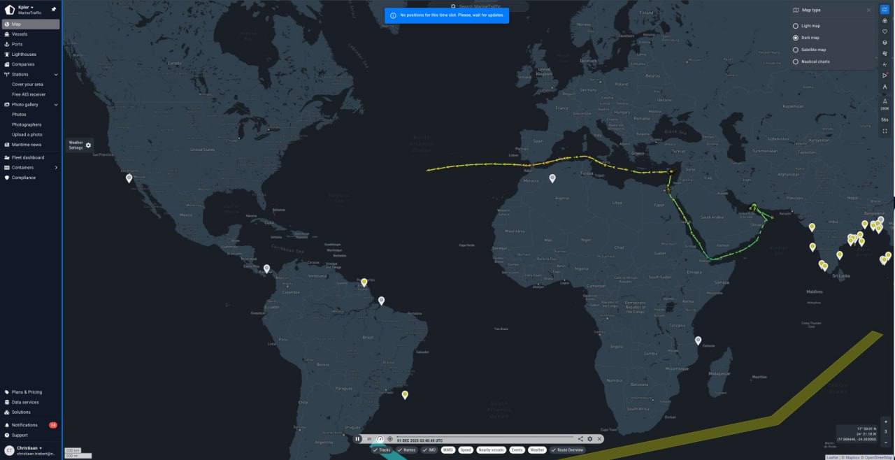 По данным Bloomberg и компании Kpler специализирующейся на отслеживании морских перевозок нефти и топлива танкер Sea Horse направляется на Кубу с примерно 200 000 баррелями российского дизельного топлива Судно было загружено через перевалку судно судно у берегов Кипра Ожидаемое прибытие начало марта 2026 года Агентство называет это прямым вызовом блокаде острова со стороны администрации Трампа Сам танкер Sea Horse IMO 9262584 флаг Гонконг на данный момент не находится под прямыми санкциями США Это делает ситуацию тестом на то насколько жёстко будут применяться вторичные меры станут перехватывать или нет