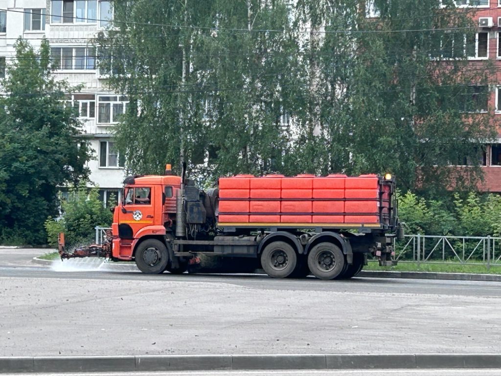 В Рязани продолжается работа по уборке и благоустройству Сегодня ночью в областном центре работала спецтехника ДБГ. Городские улицы мыли и подметали, подбор и вывоз грунтовых наносов осуществлялся на участках улиц Введенская, Вознесенская, площадь Мичурина. На улице Вокзальной и Первомайском проспекте мыли тротуары. Как сообщает городская администрация, уборка города продолжается днем. Запланирован ямочный ремонт, обслуживание сетей уличного освещения. Продолжается выкашивание газонов, бригады рабочих во всех районах города очищают урны, собирают случайный мусор, выполняют уборку остановок.