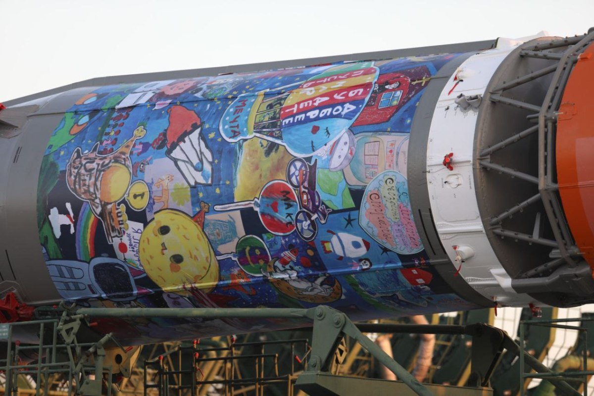 Онкобольные дети будут наблюдать за пуском ракеты украшенной их рисунками 27 ноября дети с онкозаболеваниями чьи рисунки были нанесены на ракету носитель Союз 2 1а стартующую с Байконура смогут наблюдать за запуском прямо с космодрома СПЧ увольнение по решению искусственного интеллекта будет незаконным В президентском Совете по правам человека прокомментировали заявление главы Сбера Германа Грефа о предстоящем увольнении 20 сотрудников Сбербанка которых признал неэффективными искусственный интеллект Россияне все чаще просят ИИ помочь расшифровать анализы С мая по октябрь количество запросов на пояснение результатов анализов в приложении СберЗдоровье выросло более чем в восемь раз Жители Териберки и туристы спасли раненого тюленя Вероятно его покусали собаки Памятник жертвам репрессий из московского Музеона отправлен на реставрацию срок возвращения пока не назван Для проведения восстановительных работ демонтирована посвященная памяти жертв советских репрессий композиция Вожди и жертвы и входившая в ее состав статуя Сталина MAX Яндекс Дзен VK Рассылка