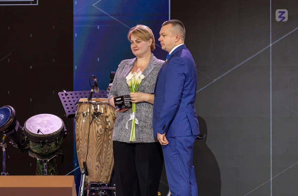 Команда из ДНР стала победителем Всероссийского конкурса команд вузов Общества Знание В Москве состоялся финал конкурса команд вузов по молодёжной политике и воспитательной деятельности Среди победителей в номинации Добровольчество и экология команда Донбасской национальной академии строительства и архитектуры Всего конкурс собрал 866 заявок от вузовских команд по молодёжной политике из 82 регионов России По результатам экспертной оценки в шорт лист вошли 143 финалиста 136 вузов и филиалов из 58 регионов России На завершающем этапе конкурса участники провели очные выступления в вузах и защитили реализуемые практики перед почётным жюри Конкурс проводился Российским обществом Знание совместно с Министерством науки и высшего образования РФ при поддержке Росмолодёжи 3   Подписывайся на Знание