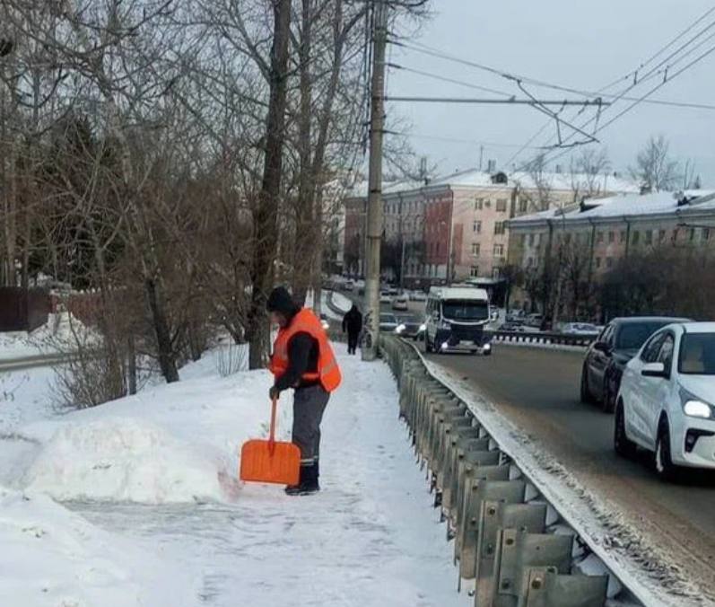 В Иркутске продолжаются работы по очистке снега и обработке тротуаров противогололедными средствами, сообщает городская администрация.  За последние сутки было вывезено почти 1,5 тысячи тонн снега. В текущих работах участвуют 130 человек и 65 единиц техники. Особое внимание уделяется очистке тротуаров, остановок общественного транспорта, пешеходных переходов, мостов, путепроводов, а также парков и скверов. Управляющие компании также ежедневно занимаются уборкой придомовых территорий.    Хотите чем-то поделиться? Присылайте фото и видео нам   Лучшее опубликуем!