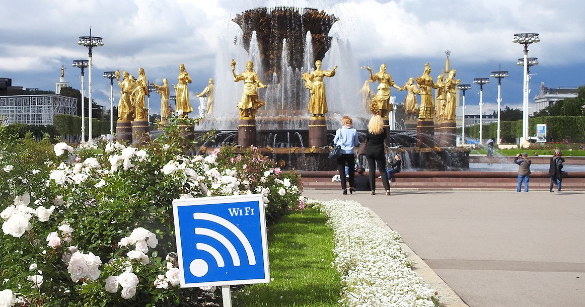 В Госдуме предложили создать федеральную сеть Wi-Fi на случай отключения мобильной связи Сбои с работой мобильного интернета наблюдаются в Москве стабильно после празднования Дня Победы, когда в городе во время репетиций парада начали намеренно его глушить. Теперь на отключения отреагировали депутаты Госдумы от партии «Новые люди» Владислав Даванков и Антон Ткачев. Они направили письмо министру цифрового развития Максуту Шадаеву с инициативой создать всероссийскую сеть точек доступа к публичному Wi-Fi, которая могла бы выручить в случае отключения сотовых операторов. «Считаем необходимым разработать федеральную программу по созданию сети публичных точек доступа к Wi-Fi, которая станет своего рода “цифровой страховкой” для граждан и бизнеса», — передает ТАСС слова обращения депутатов. По словам парламентариев, регулярные отключения интернета вызывают не только бытовые неудобства, но и наносят существенный ущерб экономике регионов. Фото: Drevs/shutterstock.com