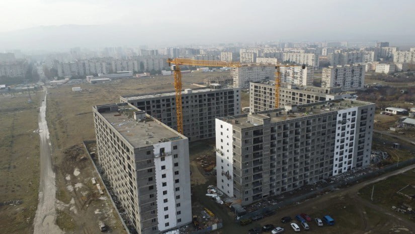 Более 800 семей вынужденных переселенцев получат квартиры в Рустави в следующем году Там завершается строительство жилого комплекса из четырех домов Агентство по делам вынужденно перемещенных лиц уже начало процесс рассмотрения заявлений желающих получить жилье Стоимость проекта 81 млн лари 30 млн  По данным Агентства в этом году полностью отремонтированные квартиры были переданы в общей сложности 1614 семьям по всей стране в том числе 762 семьям в Тбилиси Sputnik Грузия Telegram Сайт VK OK Дзен MAX