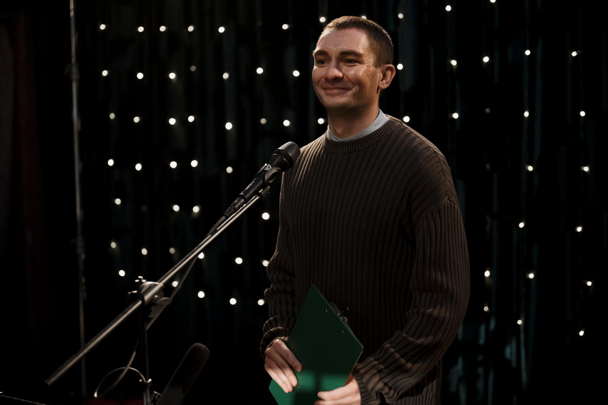 Волгоградец Никита Павленко снялся в фантастическом триллере Резервация премьера которого состоится 1 февраля В экранизации фантастического романа Станислава Гимадеева Принцип четности задействованы звёзды кино Денис Шведов Филипп Янковский Алексей Розин Екатерина Волкова Действие происходит в городе где бесследно пропадают дети и нет возможности вырваться Уроженец Волгограда исполнил роль учителя физкультуры в местной школе героя который живет в замкнутом пространстве где страх и недоверие являются нормой Сериал будет транслироваться на платформе КИОН входящей в цифровую экосистему МТС 18