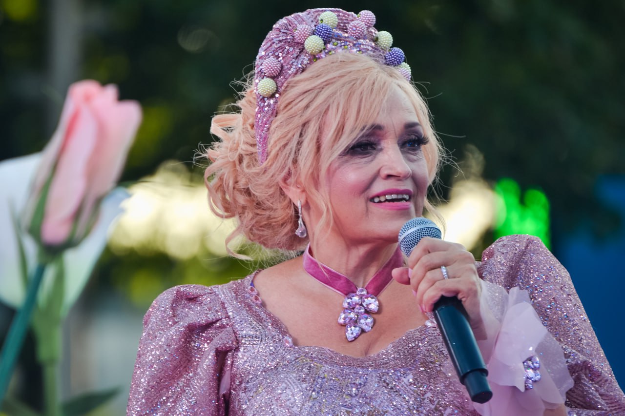 Не судите меня люди На Кадышеву подали в суд в Петербурге из за 1 8 млн рублей В Арбитражный суд Петербурга поступил иск к компании певицы Надежды Кадышевой Этим летом она дала грандиозный концерт в Ледовом дворце Но спустя несколько месяцев администрация площадки потребовала 1 8 млн рублей Иск зарегистрирован 13 ноября и пока суть претензий к Кадышевой не раскрывается Театр Золотое Кольцо принадлежит самой артистке 30 и ее сыну Григорию Костюку 70 Последние годы Надежда Кадышева переживает вторую волну популярности Однако это не отражается на финансовых результатах фирмы По данным сервиса Rusorofile за последние три года выручка Золотого кольца падает В 2022 году фирма наработала на 109 млн рублей в 2023 принесла 80 млн а в 2024 69 млн Еще более скромно выглядит и прибыль которая упала с 11 млн в 2021 году до 2 7 млн в 2024 При этом за все время существования театр получил по госконтрактам 255 млн рублей Только в 2025 году больше фирма получила больше десятка контрактов на продажу билетов на выступления Кадышевой от различных районов и муниципалитетов Москвы Читай нас в MAX Подпишись на Комсомольскую правду СПб