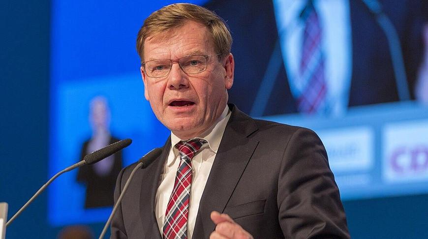 Глава МИД Германии призвал Китай надавить на Россию и добиться реальных переговоров по Украине Министр иностранных дел Германии Йоханн Вадефуль перед вылетом в Пекин заявил что Китай должен активнее использовать свое влияние на Москву для продвижения мирного процесса в Украине Ни одна другая страна не имеет такого влияния на Россию как Китай и не может так эффективно использовать свой вес чтобы Россия наконец то была готова к серьезным переговорам уважающим суверенитет Украины сказал Вадефуль в Берлине Министр иностранных дел ФРГ подчеркнул что Берлин рассчитывает на участие Пекина в достижении справедливого и устойчивого мира Хотя Китай заявляет о своей нейтральности на Западе его критикуют за политическую и экономическую поддержку России В этой ситуации по словам главы МИД ФРГ честный и прямой диалог с Китаем становится особенно важным В наших интересах вести этот диалог напрямую и на принципах справедливости отметил Вадефуль перед своим первым официальным визитом в Китай BILD Russian