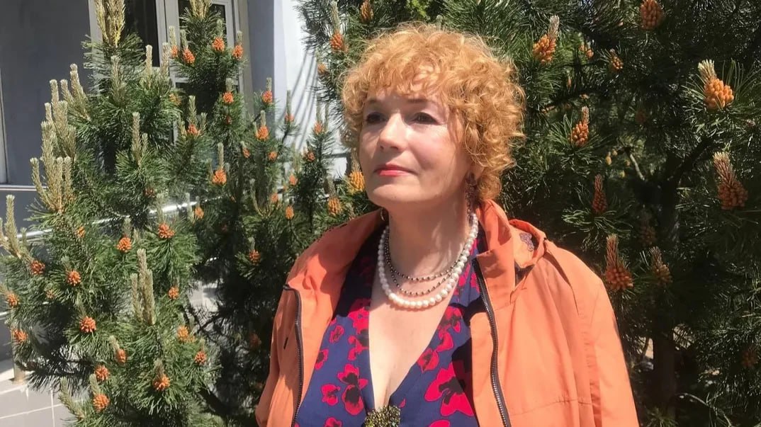 Адвоката Марию Бонцлер, защищавшую политзаключенного Игоря Барышникова, подозревают якобы в «госизмене» Обыск в квартире Романа Морозова провели по решению председателя областного суда. В постановлении, с которым дали ознакомиться Морозову, указано, что он был «партнером» адвоката Марии Бонцлер, сообщили в пресс-службе «Яблока». Отмечается, что в отношении Бонцлер, согласно постановлению, «имеется подозрение» в якобы «госизмене». Роман Морозов и Мария Бонцлер были адвокатами калининградского политзаключенного Игоря Барышникова. «Осмотр помещения» проводили несколько сотрудников ФСБ в присутствии адвоката Морозова и представителя адвокатской палаты. У Морозова изъяли телефон и жесткие диски из домашнего компьютера. По словам Романа Морозова, следователь после обыска спрашивал адвоката о его причастности к деятельности «Мемориала» . Сейчас Роман Морозов готовит ходатайство в областной суд о незаконном проведении «осмотра помещения», а также о нарушении адвокатской тайны. Ранее сегодня в Калининграде прошли обыски Марии Бонцлер, Роману Морозову и еще одному юристу, чье имя пока не разглашается. — Признаны властями РФ иноагентами. Подписаться Помочь RusNews