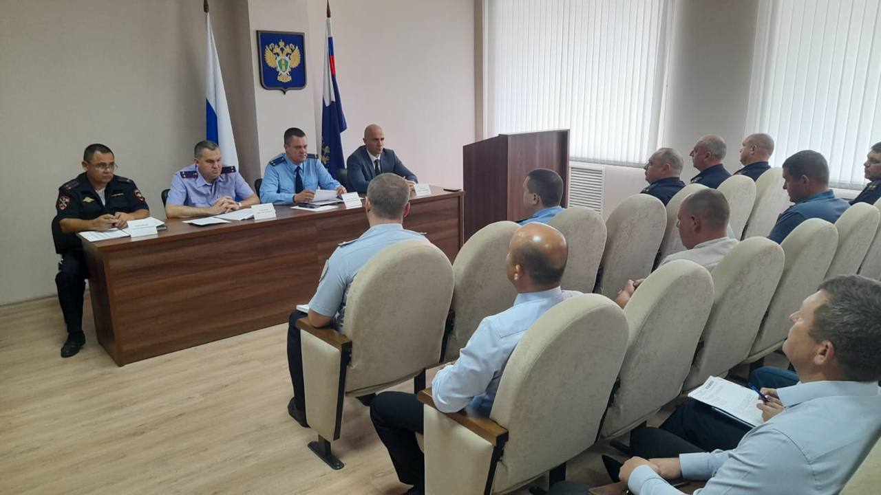 В прокуратуре Тбилисского района проведено межведомственное совещание правоохранительных органов района по борьбе с преступностью   Под председательством прокурора Тбилисского района Дмитрия Петрушенко проведеномежведомственное совещание правоохранительных органов Тбилисского района по борьбе с преступностью, на котором обсуждены вопросы по выявлению, раскрытию, расследованию и профилактике преступлений коррупционной направленности, а также проведен анализ работы правоохранительных органов по выявлению, пресечению, раскрытию и расследованию преступлений, совершенных с использованием информационно-телекоммуникационных технологий.  На совещании обсуждены проблемы в анализируемых сферах, по результатам совещания определены пути их решения; правоохранительным органам даны соответствующие поручения, исполнение которых поставлено на контроль в прокуратуре района.