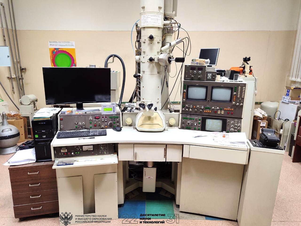 Специалисты Института химии твердого тела и механохимии СО РАН совместно с коллегами из Института гидродинамики им М А Лаврентьева СО РАН Центра коллективного пользования Сибирский кольцевой источник фотонов и ФИЦ Институт катализа им Г К Борескова СО РАН изучают как алмаз превращается в графит При нормальных условиях алмаз это метастабильное состояние углерода Когда алмаз подвергается воздействию высоких температур при атмосферном давлении он превращается в графит Оказалось что в первую очередь трансформация происходит с гранями кристалла причем этот процесс идет вполне закономерно и предсказуемо Частичное превращение в графит меняет структуру поверхности алмаза что открывает новые возможности применения алмаза в современных устройствах и оборудовании Материал подготовлен при поддержке гранта Минобрнауки России в рамках Десятилетия науки и технологий Продолжение на сайте Науки в Сибири