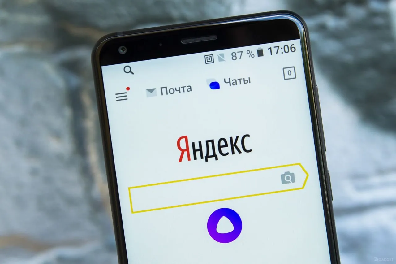 Виртуальный мобильный оператор Яндекса может запуститься в ближайшие месяцы на сети Вымпелкома По данным Коммерсанта компания выбрала модель Medium MVNO и берет на себя всю продуктовую часть но пока не определилась с названием оператора Запуск продукта ожидается летом 2026 года В рамках выбранной модели Яндекс возьмет на себя биллинг разработку продукта маркетинг и обслуживание клиентов в то время как Вымпелком предоставит радиочастотную инфраструктуру На старте приоритетными регионами станут Москва и Санкт Петербург Эксперты оценивают инвестиции в проект в сумму от 2 млрд до 6 млрд Основная цель создания собственного оператора укрепление экосистемы и сбор больших данных маршруты контакты паттерны потребления Это позволит Яндексу усилить рекламные возможности и персонализацию сервисов Аналитики отмечают что проект может окупиться через 3 5 лет но занять более 5 рынка компании будет сложно без агрессивного маркетинга и уникальных предложений для цифровой аудитории