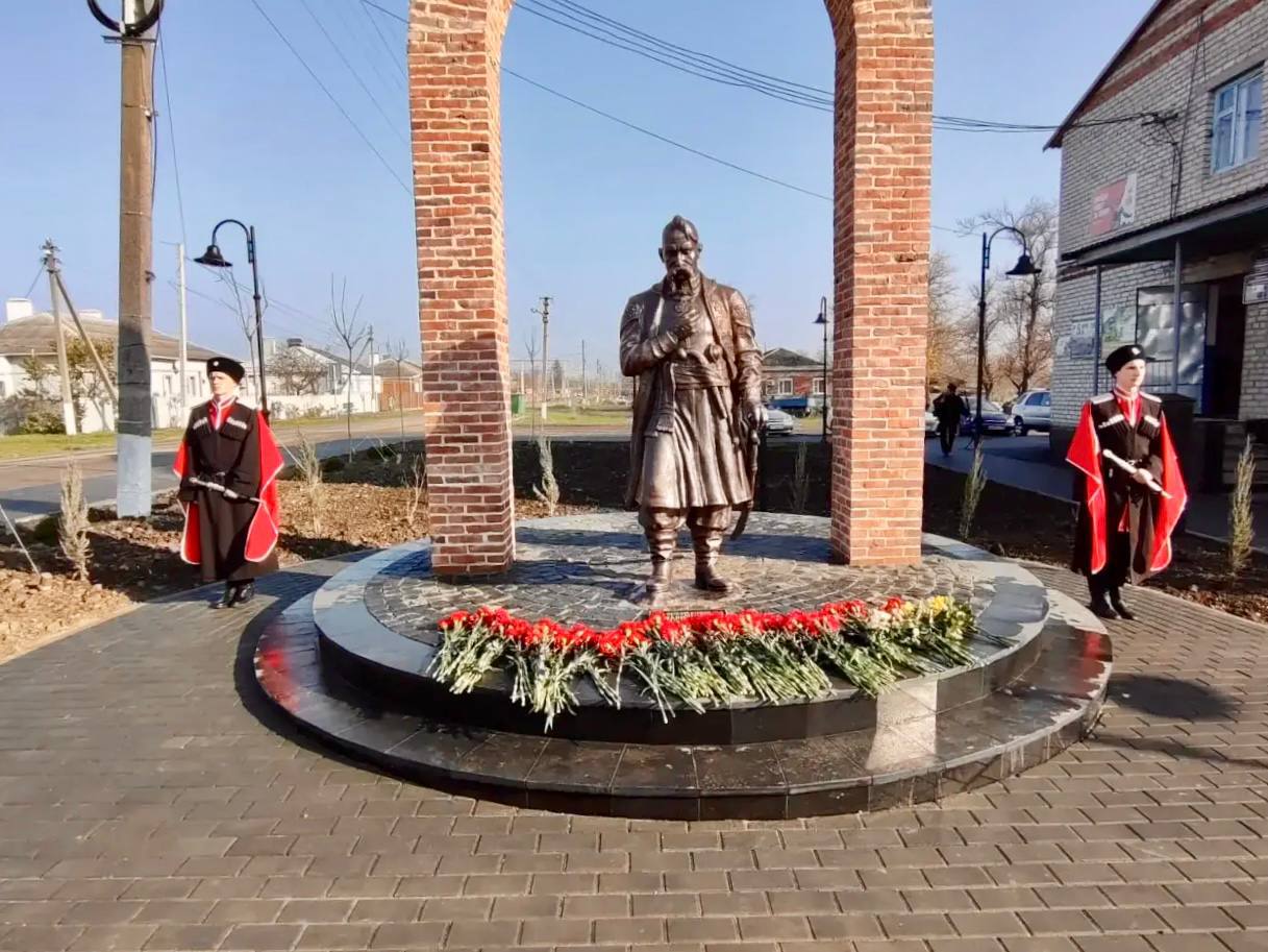 В Брюховецком районе благоустроили сквер имени Захария Чепеги в станице Чепигинской по нацпроекту Инфраструктура для жизни Площадь сквера более 5 тысяч квадратных метров Там появились прогулочные дорожки освещение озеленение и новое покрытие В центре установили каменную арку с бронзовой скульптурой атамана Работы выполнены в рамках программы Формирование комфортной городской среды Сквер стал местом встреч отдыха и изучения истории станицы Кубанские Новости Мы в MAX