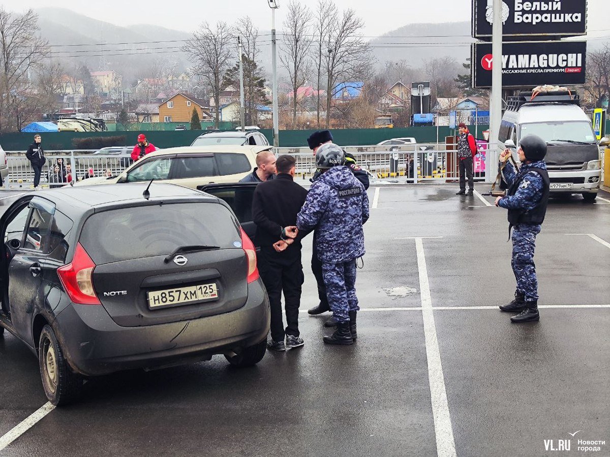 В суд передают уголовное дело в отношении мужчины, который в марте прошлого года на парковке ТРК «Седанка Сити» достал автомат Калашникова и начал набивать патроны в магазин. Это спровоцировало эвакуацию посетителей торгового центра. Хулигана и его товарища задержали прямо на парковке. Никто не пострадал, а оружие оказалось охолощённым.