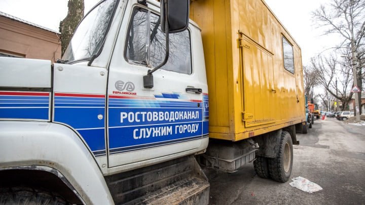 Фейк не прошёл: в Ростове опровергли слухи о перебоях с водой из-за санкций. «Ростовводоканал» опроверг информацию о якобы надвигающихся проблемах с водоснабжением и водоотведением. Ранее в некоторых СМИ писали, что из-за санкций якобы не хватает нужных материалов и реагентов для очистки воды. Организация назвал всё это лживой информацией. По словам представителей организации, система работает в штатном режиме и никаких перебоев не ожидается. Подписаться Связь с редакцией