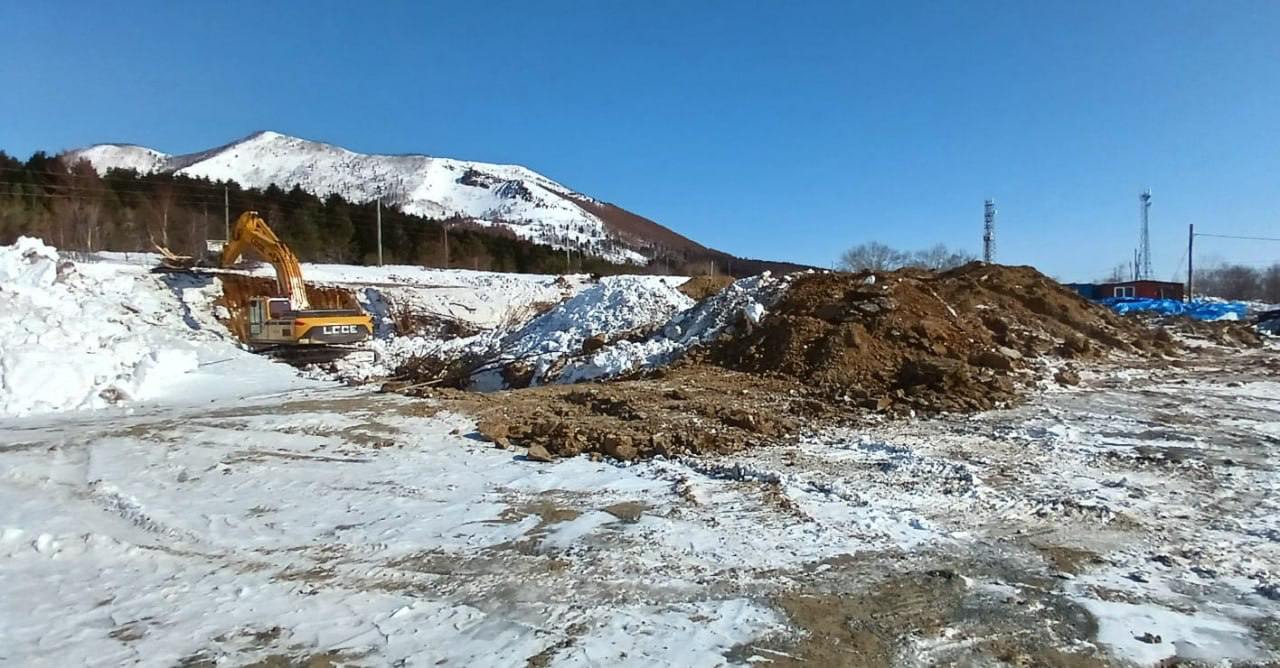 Строительство новой школы стартовало в селе Взморье  Подрядчик планирует завершить работу до конца 2026 года. Современное здание будет совмещено с детсадом на 90 мест, сообщил глава Долинского района Александр Тугарев в своем Telegram-канале.   Учреждение будет отвечать всем требованиям безопасности и комфорта. Контроль за реализацией проекта осуществляют губернатор Валерий Лимаренко, министерства образования и строительства региона, специалисты администрации Долинского района.  ———    :     Прислать нам новость: