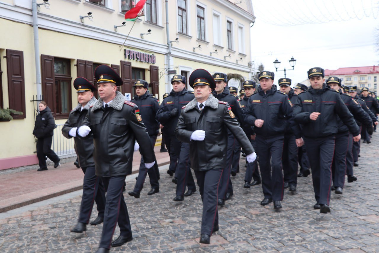 В Гродно отметили День милиции   Традиционное шествие началось на площади Советской. Один за другим парадные расчеты, возглавляемые оркестром в/ч 5522 и первым заместителем начальника УВД - начальником МОБ полковником милиции Подвойским Игорем Леонидовичем, проследовали по центральным улицам города к зданию Управления внутренних дел. В парадном строю – сотрудники Гродненского гарнизона, подразделений ОМОН, батальона ДПС ГАИ, патрульно-постовой службы милиции, управления Департамента охраны, военнослужащие в/ч 5522 милиционеры Лидского РОВД, конный патруль, специальная техника и ретроавтомобиль.  Украшением колонны стал женский парадный расчет, который наравне с мужчинами строевым шагом маршировал по городу. Особое место среди участников парада занимают представители подрастающего поколения – будущие правоохранители: воспитанники военно-патриотических клубов «Циркон» и «Волат», учащиеся кадетского училища.