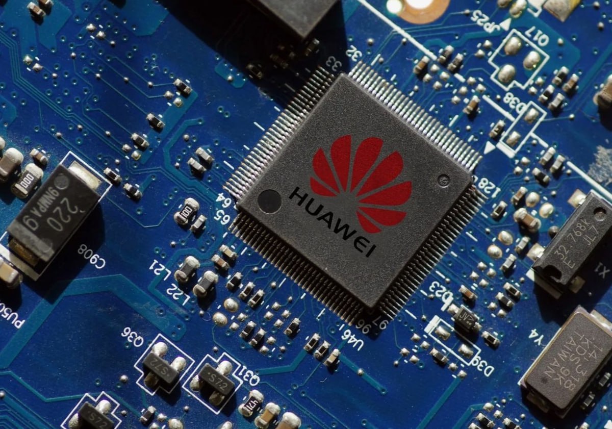 Глава Huawei: Китайские чипы на поколение отстают от американских Это признал гендиректор Huawei Technologies Жэнь Чжэнфэй. Но китайская компания быстро сокращает разрыв с помощью новых технологий. Huawei инвестирует 180 млрд юаней $25 млрд в год в исследования и разработки. Жэнь Чжэнфэй сказал, что "не нужно беспокоиться о проблеме чипов", имея в виду экспортный контроль США на чипы, который нанес ущерб китайским компаниям. Премьер Ли Цян призвал действовать быстро, чтобы превратить новые технологии в реальные продукты. Байки лаовая. Китай. Новости