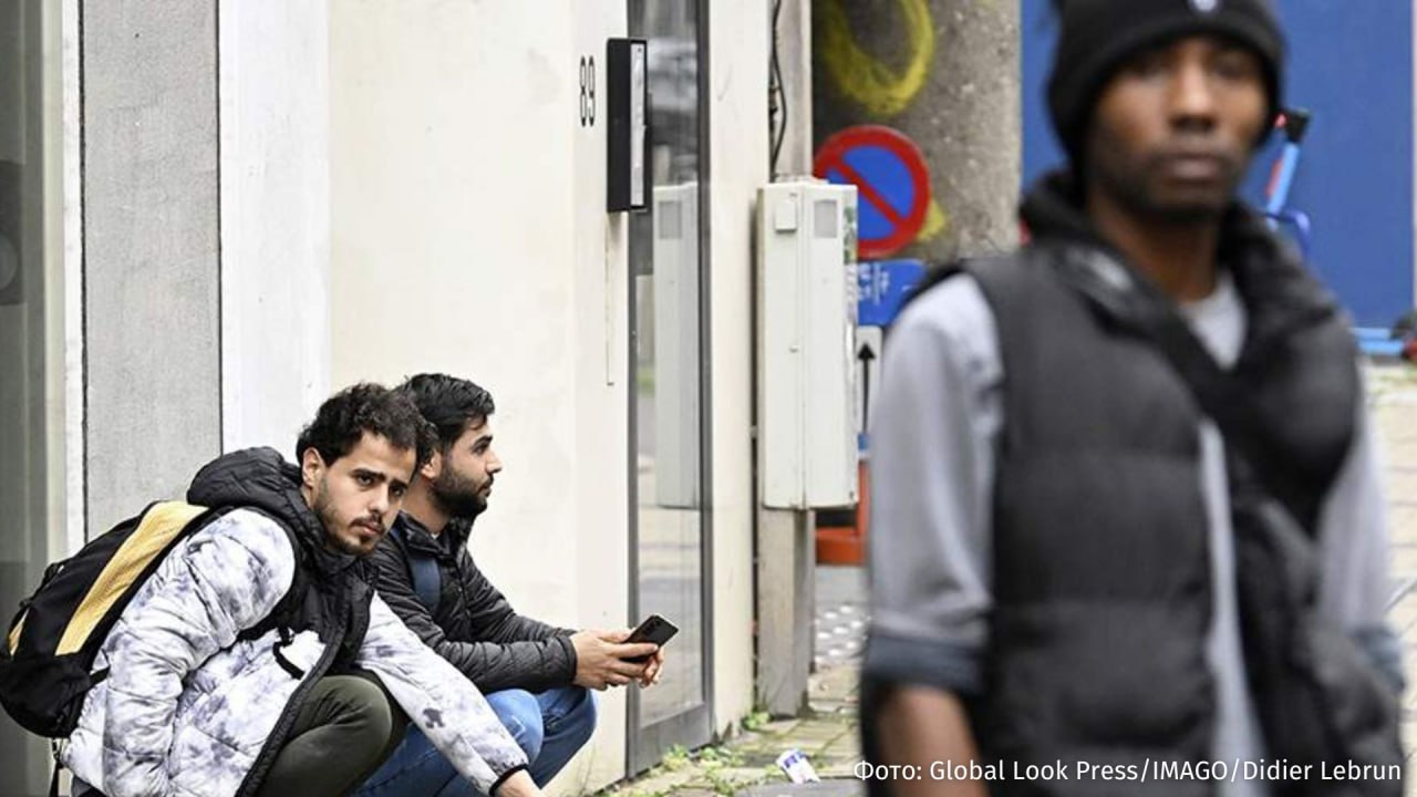 Шесть из десяти безработных в Бельгии являются иностранцами Об этом сообщает Politico со ссылкой на доклад министра занятости страны Дэвида Кларенваля Мы знаем что мигранты гораздо хуже владеют национальными языками У них могут возникнуть трудности с пониманием институциональной системы Поэтому нам явно нужно сосредоточиться на этих людях и уделять им особое внимание сказал он Согласно статистике опубликованной Кларенвалем 41 безработных в стране бельгийцы остальные либо имеют североафриканские корни либо являются мигрантами из стран Южной Европы Главное послание заключается в том что все должны работать включая людей иностранного происхождения уточнил политик По данным издания премьер министр Бельгии Барт де Вевер назвал иммиграционную политику страны источником всех несчастий и ужесточил для приезжих требования к доходу и более длительные сроки ожидания виз для родственников Уточняется что с 2026 года правительство Бельгии планирует прекратить выплаты пособий по безработице тем кто не работал более 20 лет В дальнейшем пособия будут предоставляться только в течение двух лет что приведет к лишению выплат 180 тыс бельгийцев и позволит сэкономить около 2 млрд IZ RU в Telegram в MAX