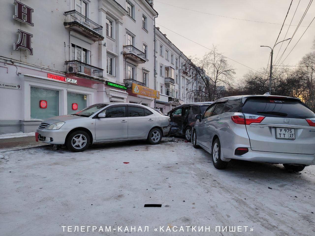 В районе Амурская - Советская массовое ДТП. Пострадали порядка шести автомобилей.