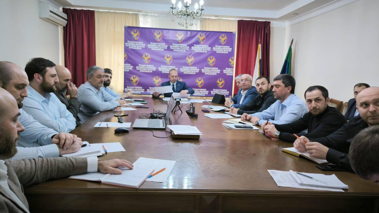 В Дагестане на треть сократилось количество случаев отравления угарным газом С начала текущего года в Дагестане зарегистрировано 12 случаев отравления угарным газом, что на 30% меньше по сравнению с аналогичным периодом прошлого года. Такая информация озвучена в ходе рабочего совещания под руководством Сергея Касьянова. Как показала практика основными причинами происшествий стали неисправности газового оборудования и использование иранских каминов. Благодаря пристальному вниманию руководства республики, работе газовых служб и, главное, сознательности населения удается снизить число инцидентов, предотвращать серьезные происшествия. Необходимо продолжать совместную работу и держать этот вопрос на постоянном контроле отметил Главный жилищный инспектор РД Сергей Касьянов. Для обеспечения безопасности при использовании газового оборудования необходимо ежегодно проводить его техническое обслуживание. Регулярный профессиональный осмотр позволяет своевременно выявить неисправности приборов и своевременно обнаружить возможные утечки газа. В ходе совещания были даны поручения: Организациям, осуществляющим деятельность по управлению домами перед получением паспортов готовности к сезонной эксплуатации 2025-2026 гг. в обязательном порядке заключить договоры на техническое обслуживание ВДГО; Газораспределительным организациям продолжить работу в части заключения договоров на ТО ВКГО с собственниками помещений в МКД и ВДГО с собственниками индивидуальных жилых строений, согласно утвержденному графику.