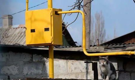 Газоснабжение в прифронтовой зоне ЛНР восстановлено на 73% В Северодонецке из 224 км распределительных газопроводов восстановлено 205 км 91% . Завершены работы в пгт. Метелкино, продолжаются в пгт. Вороново. В Первомайске восстановлено 72 км из 178 км 40% . Работы завершены в Горском, Золотом, пгт. Тошковка и пгт. Нижнее. В Попасной, Камышевахе и Врубовке восстановление газовых сетей будет проводиться по мере восстановления капитальных объектов. В Лисичанске восстановлено 520 км из 555 км 94% . Завершены работы в Новодружеске, Приволье, пгт. Малорязанцево, пгт. Мирная Долина и с. Подлесное. В Рубежном восстановлено 133 км из 166 км 80% . В Кременском округе восстановлено 134 км из 328 км 41% . Работы завершены в Кременной, с. Новоникольск и с. Новая Краснянка. Восстановление в Краснореченске, с. Песчаное, с. Бараниковка и с. Новоалександровка будет проводиться после обследования саперами.