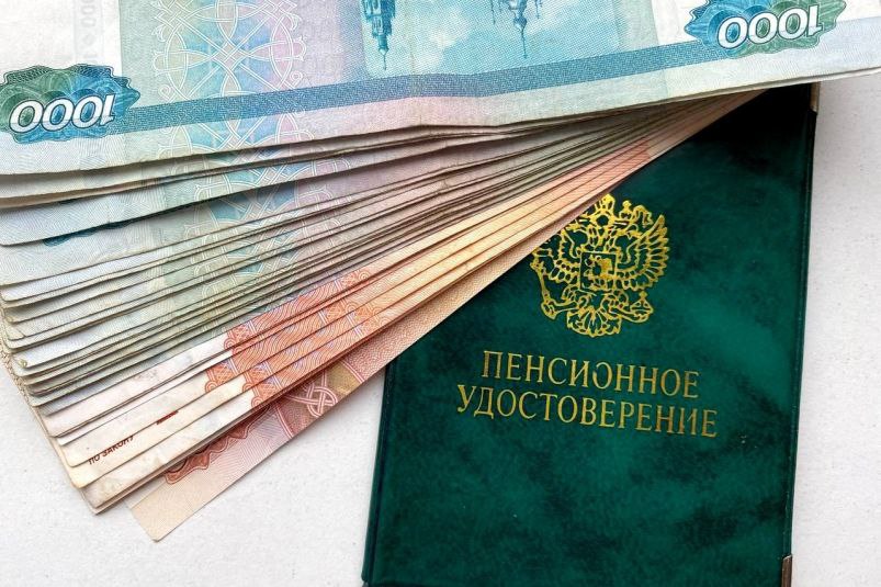 Некоторые россияне смогут заработать себе пенсию в 32 тысячи рублей. По словам сенатора Ольги Епифановой, при заработке в 100 тысяч рублей в месяц гражданин может накопить 4,34 пенсионных коэффициента. Если до пенсии удастся собрать 160 баллов, то размер соцвыплаты составит 32 тысячи рублей в месяц. Бизнес в России