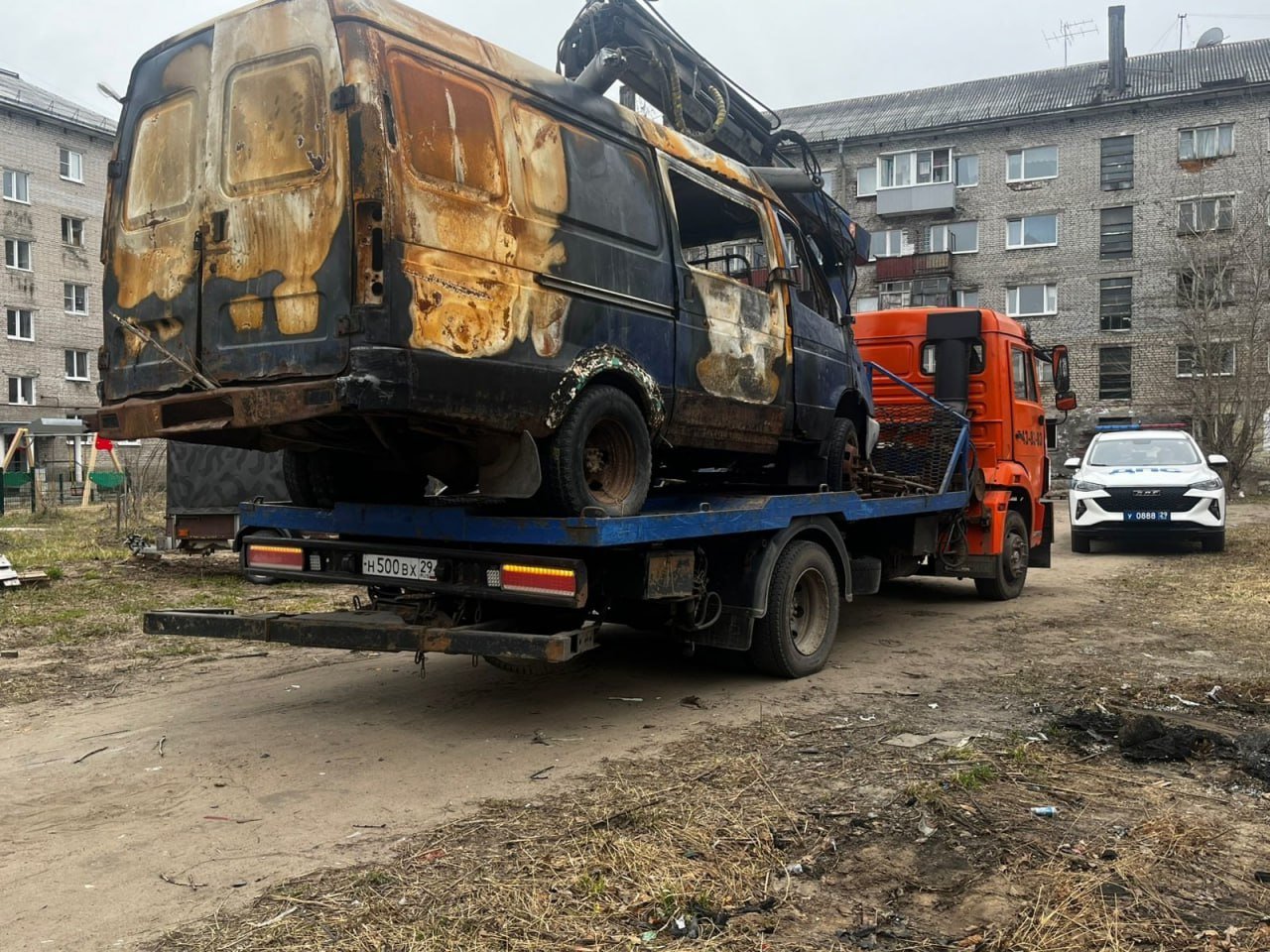 В Архангельске начали эвакуировать брошенные машины В областном центре заработал новый механизм освобождения улиц от автохлама: сегодня эвакуировали первую партию машин. Как сообщил глава Архангельска Дмитрий МОРЕВ, начали с Северного округа. Там администрация выявила 16 брошенных машин на территориях общего пользования.