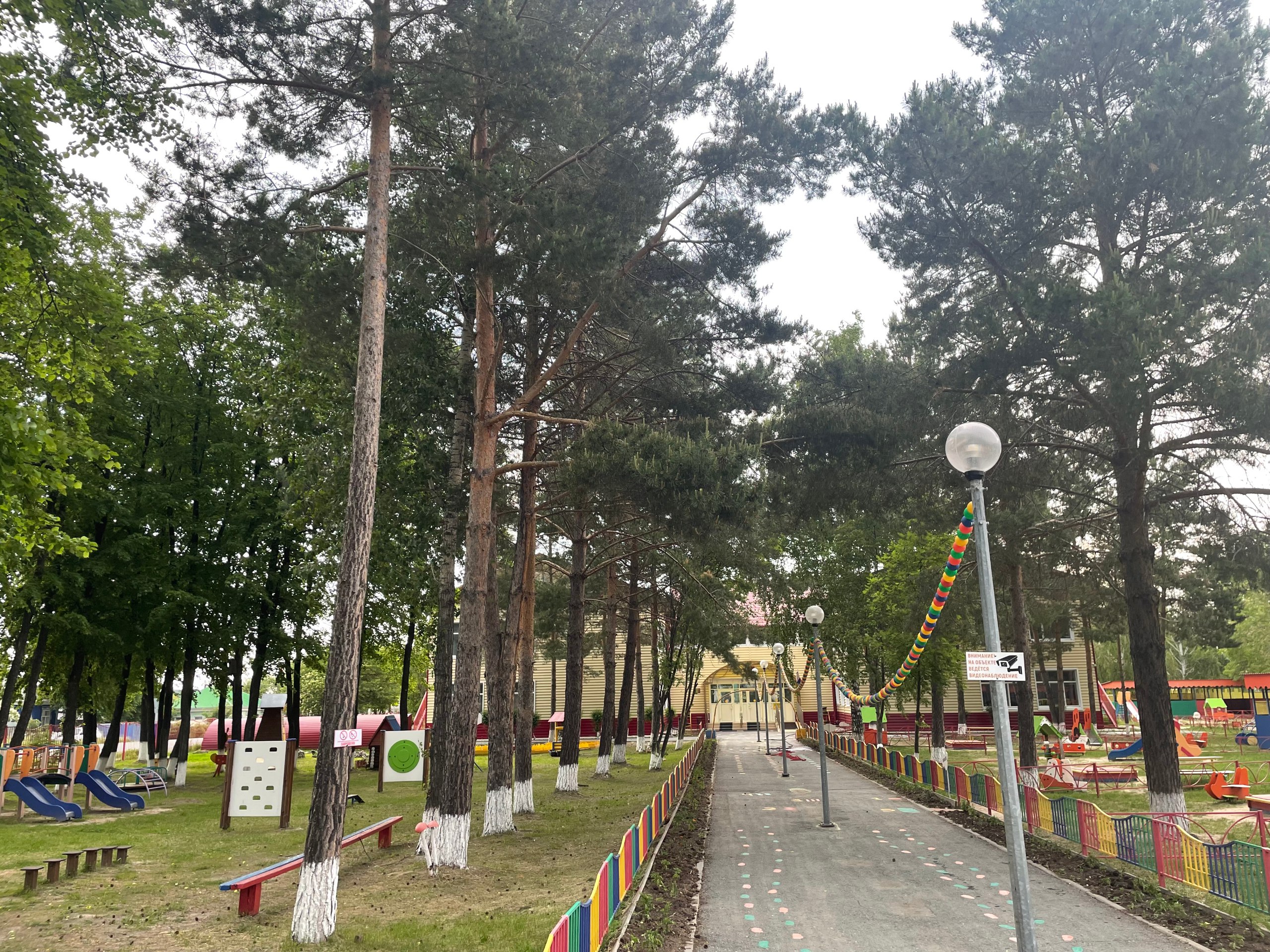В Ярково по иску прокурора детский сад  заплатит 300 тыс. рублей за травму воспитанницы   ‍ Прокуратура Ярковского района провела проверку по обращению местной жительницы о защите прав ее малолетней дочери,  получившей травму в детском саду. Установлено, что дошкольное образовательное учреждение не обеспечило безопасные условия пребывания воспитанницы, что привело к травме. В сентябре 2024 года после прогулки, в тамбуре раздевалки кто-то из детей по неосторожности зажал входной дверью кисть левой руки 2-летней дочери заявительницы. В результате произошла частичная травматическая ампутация ногтевой фаланги 4 пальца руки, что причинило ее здоровью девочки легкий вред.    Прокуратура района в целях защиты прав ребенка обратилась в суд с иском о взыскании с учреждения компенсации морального вреда. Ярковский районный суд взыскал 300 тыс. рублей.   После вступления в силу решения суда прокуратура проконтролирует его исполнение.  По результатам процессуальной проверки по данному факту в возбуждении уголовного дела отказано.