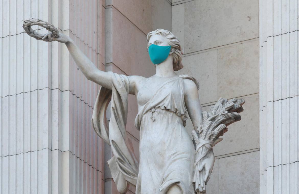 Губернатор Петербурга Александр Беглов продлил коронавирусные ограничения до конца 2026 года Соответствующее распоряжение 26 декабря опубликовало правительство города Внести в постановление правительства Санкт Петербурга от 13 03 2020 121 О мерах по противодействию распространению в Санкт Петербурге новой коронавирусной инфекции COVID 19 следующие изменения в пункте 2 1 постановления слова По 31 12 2025 заменить словами По 31 12 2026 говорится в документе До конца 2026 года в Северной столице сохранят запрет на проведение публичных мероприятий и их посещение а также проведение спортивных культурных зрелищных конгрессно выставочных и ряда других мероприятий численностью более 300 человек Исключение события согласованные Роспотребнадзором Сергей Коньков Подписаться на ДП в Telegram MAX