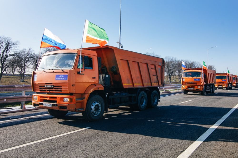 На Северном Кавказе, в Сибири и Поволжье запустили движение по федеральным автомобильным обходам ⁠ 23 декабря заместитель Председателя Правительства РФ Марат Хуснуллин при участии руководителя Федерального дорожного агентства, представителей подведомственных учреждений  ФКУ  и проектных команд субъектов РФ – участников национального проекта «Безопасные качественные дороги», дал старт движению по новым стратегически важным объектам на федеральной дорожной сети.   Сегодня автомобили впервые поехали по введенным в эксплуатацию участкам третьей очереди обхода Гудермеса в составе трассы Р-217 «Кавказ» в Чеченской Республике, второго этапа обхода Волгограда на трассе Р-22 «Каспий» в Волгоградской области. Также рабочее движение в режиме телемоста открыто по трассе Р-255 «Сибирь» в обход Канска в Красноярском крае.  Реализаци...  Подробнее>>>