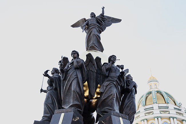 Под защитой неба В Челябинске установили памятник Собор Архистратига Михаила   www up74 ru articles obshchestvo 167325 Сегодня 21 ноября православные христиане отмечают праздник Собора Архистратига Михаила и прочих небесных сил бесплотных В этот знаменательный день в Челябинске на площади Христорождественского собора состоялось освящение скульптурной композиции Собор Архистратига Михаила В России это первый такой монумент