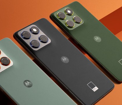 Тонкий и легкий moto X70 Air представлен официально 5 99 мм 159 г от 365 moto X70 Air оказался вовсе не флагманом как предполагалось изначально а смартфоном из среднего ценового сегмента Внутри чип Snapdragon 7 Gen 4 который работает в паре с 12 ГБ ОЗУ Емкость накопителя от 256 до 512 ГБ Стартовый ценник 365