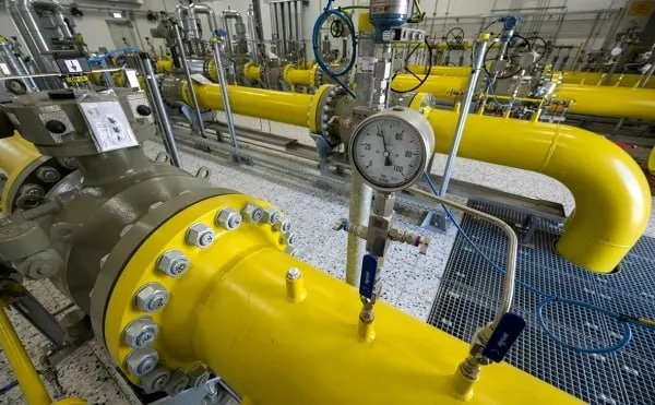 ЕС увеличивает импорт российского газа на фоне кризиса на Ближнем Востоке который сокращает поставки FT По данным газеты в первые три месяца 2026 года большая часть поставок из России пришлась на проект Ямал СПГ в Сибири В первом квартале текущего года относительно аналогичного периода 2025 го поставки с Ямал СПГ выросли на 17 до 5 млн т По подсчетам экологической некоммерческой организации Urgewald на данные которой ссылается FT страны ЕС потратили на газ с этого предприятия 2 88 млрд jkinvest news jkinvest