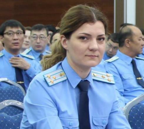 Олеся Кексель 4 июля стала подозреваемой по делу о пытках, сообщили в Генпрокуратуре. Ранее она занимала пост замруководителя следственного департамента Нацбюро по противодействию коррупции. Сейчас ведётся расследование, подробности не разглашаются. 3 июля был задержан Талгат Татубаев — бывший руководитель бюро. Статья та же самая.
