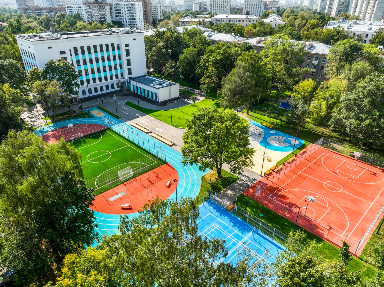 Проводим благоустройство территорий более 60 образовательных учреждений   «В преддверии нового учебного года проводим комплексные мероприятия по благоустройству территорий свыше 60 образовательных учреждений, в том числе в рамках программы модернизации «Моя школа». Главная задача – создать комфортные и безопасные пространства для учащихся в соответствии с современными стандартами», – рассказал заместитель Мэра Москвы Петр Бирюков.  В рамках проектов:   ремонтируем и, где это требуется, добавляем новые детские и спортивные площадки – с травмобезопасным покрытием, современным игровым и спортивным оборудованием   приводим в порядок футбольные, волейбольные и баскетбольные поля, зоны для воркаута, площадки для сдачи нормативов ГТО   устанавливаем системы видеонаблюдения и фонари с энергоэффективными светильниками   организуем места для отдыха на свежем воздухе, обновляем существующие пешеходные дорожки и прокладываем новые, устанавливаем уличную мебель   проводим дополнительное озеленение  Все работы будут завершены до 1 сентября.