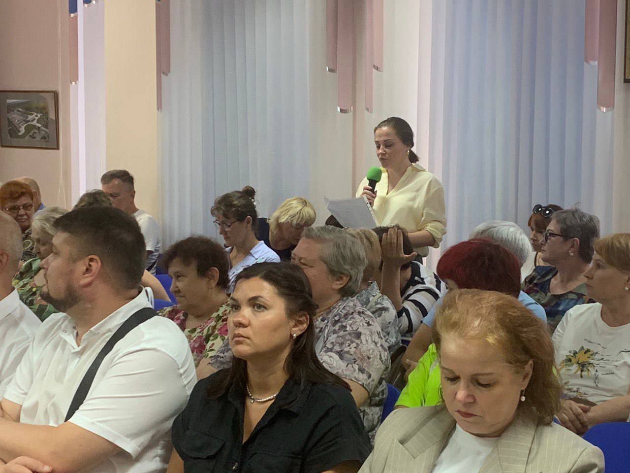 Здравоохранение Новомосковска: открытый диалог с министром  Министр здравоохранения Тульской области Сергей Мухин встретился с жителями Новомосковска.  Горожане поднимали интересующие их вопросы - доступность узкопрофильных специалистов, а также обновление диагностического оборудования.   По итогам встречи выделили опорные точки. В планах – обновление приёмного отделения городской больницы — к 100-летию Новомосковска его полностью преобразят.  Такие встречи помогают понять, что действительно важно людям, и быстрее находить решения. Ранее подобная встреча прошла в Алексине.  Повышение качества медицинской помощи задача нацпроекта «Продолжительная и активная жизнь».