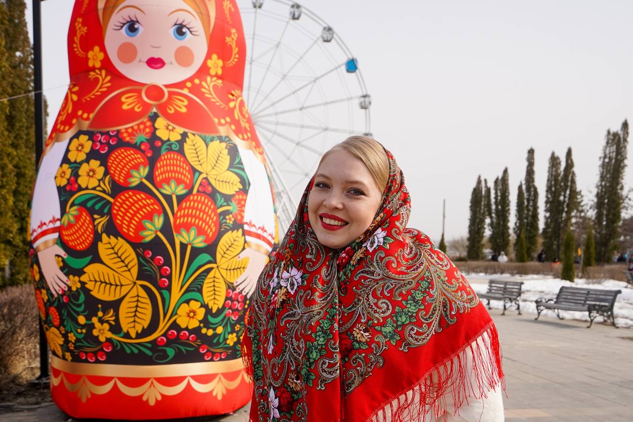 На Масленицу в ЦПКиО Волгограда устроят гулянья с огненным шоу и сожгут чучело  Провожать зиму народными гуляньями в ЦПКиО Волгограда будут 1 и 2 марта. В программе: ярмарка и концерт, гастро-площадки с блинами и шашлыком, игры и народные забавы, молодецкие игры, огненное шоу и традиционное сжигание восьмиметрового чучела.