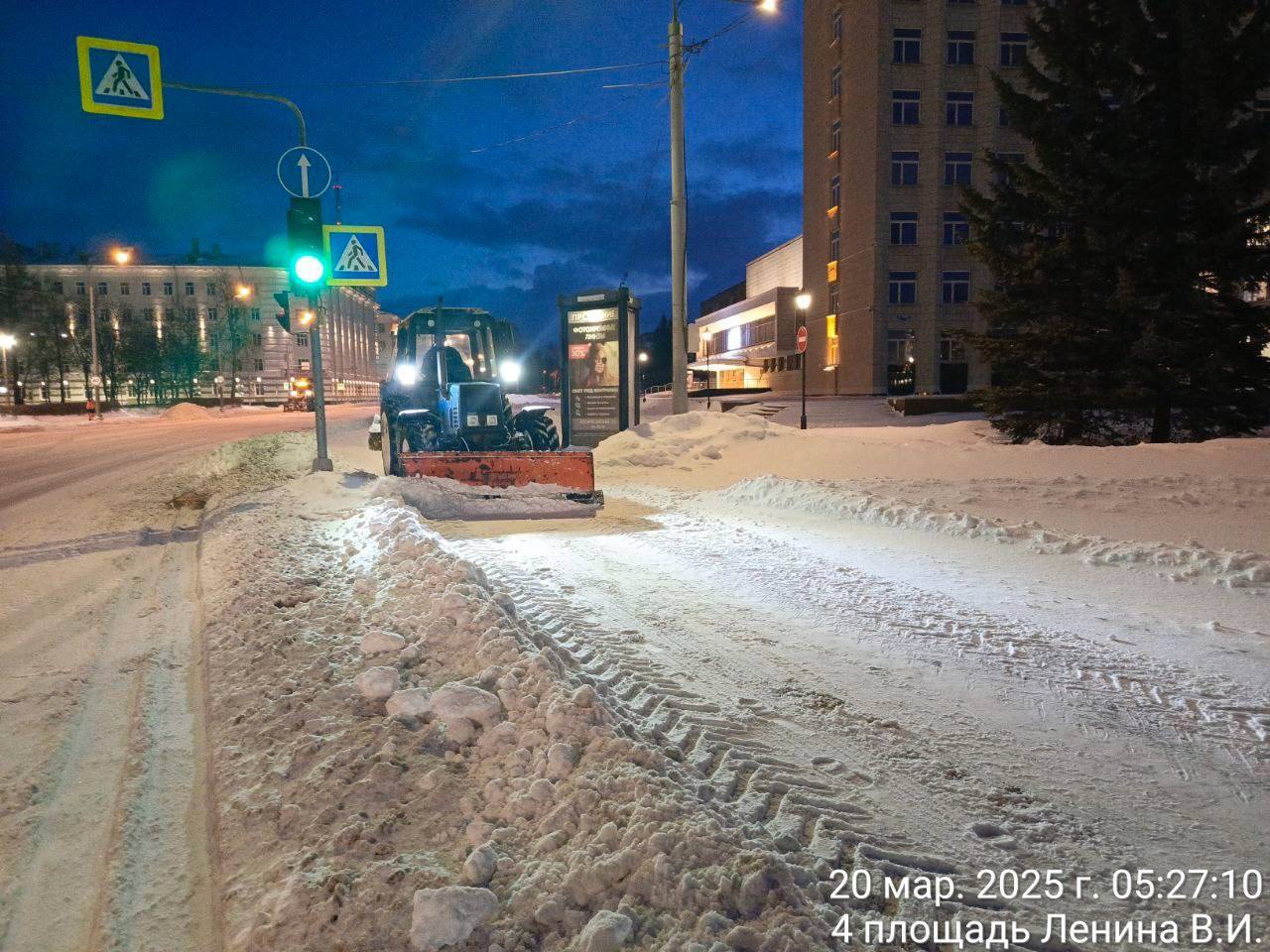 В Архангельске устраняют последствия снегопада.  В Мезенском дорожном управлении сообщили, что во время шторма дорожные рабочие и снегоуборщики очищали дороги и обрабатывали проезжую часть противогололёдной смесью.   В ночь с 19 на 20 марта работало 35 единиц техники, а днём планируют задействовать 42 снегоуборщика. Также организуют вывоз снега на полигон.  «Город чистят быстрыми темпами», — отметили в горадмине.   Фото: Открытый Архангельск   ВК   Архангельск №1   Прислать новость