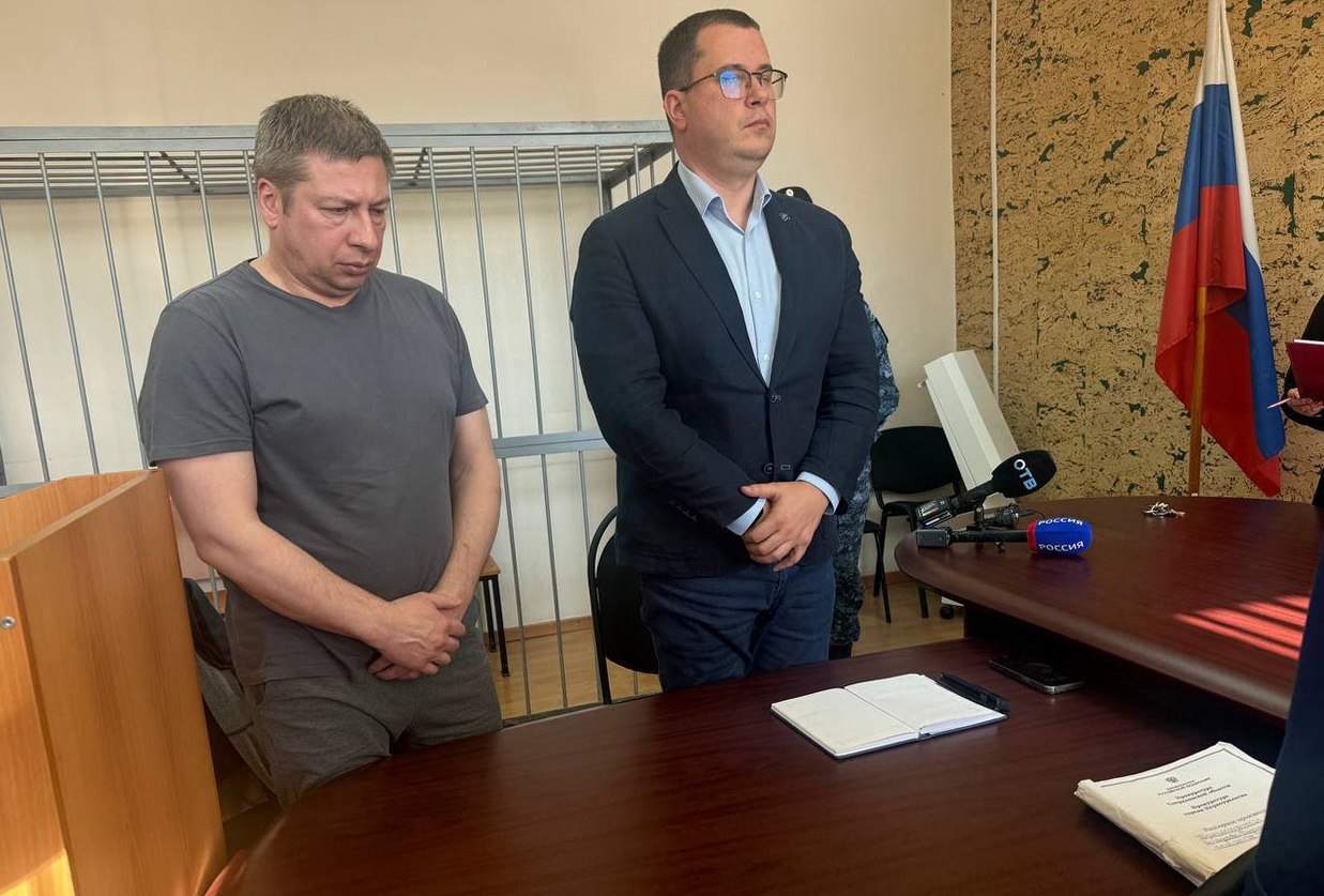 Бывшему вице мэру Дегтярска заменили условный срок на реальный после представления прокуратуры Виктор Солдатов который был признан виновным в посредничестве в передаче взяток часть 4 статьи 291 1 УК в мае этого года получил весьма мягкий приговор судья Октябрьского райсуда Екатеринбурга Ольга Панфилова назначила экс чиновнику лишь 3 5 года лишения свободы условно Прокуратура внесла апелляционное представление и сегодня судья Свердловского областного суда Юлия Гусева заменила условный срок на реальное лишение свободы в колонии строгого режима на 3 5 года Бывшего вице мэра взяли под стражу в зале суда сообщили в пресс службе областной прокуратуры Напомним согласно выводам следствия Виктор Солдатов выступая в качестве посредника в период с февраля по июль 2024 года передал главе Дегтярска Вадиму Пильникову взятку от учредителя ООО Жилые кварталы Саррафа Мамедова за общее покровительство при приемке работ по муниципальным контрактам на сумму около 1 7 млн рублей Примерно столько же Солдатов оставил себе за посреднические услуги Пильников и Мамедов ранее сразу получили реальные а не условные сроки Фото прокуратура Свердловской области Телеграм канал ve4ved Поддержать Подписаться Прислать новость 18