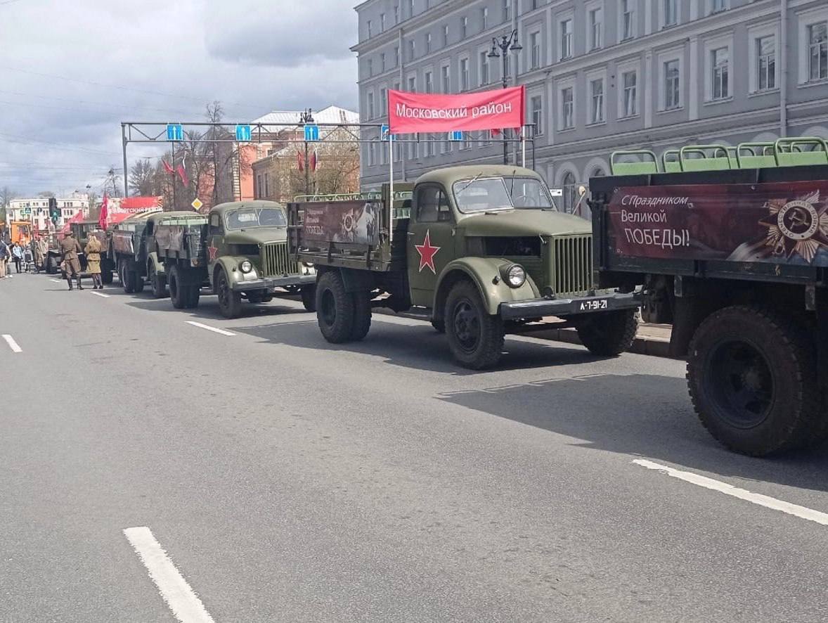 Ретроавтопробег «Бессмертного полка» пройдет сегодня в Петербурге Профессиональные реконструкторы в военной форме 40-х годов и горожане с портретами своих фронтовиков проедут по главным улицам города. Старт — в 12:20 от Монумента героическим защитникам Ленинграда на площади Победы. Подписаться Новости СПБ