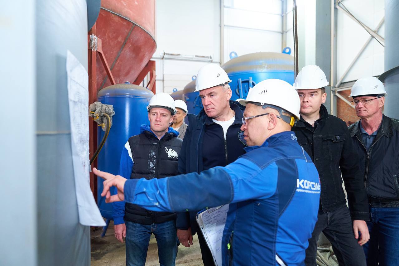 Руслан Кухарук оценил ход реконструкции взлетно-посадочной полосы в Березово Губернатор Югры рассказал о рабочем визите в Березово в своем телеграм-канале. Вместе с главой муниципалитета Русланом Александровым он оценил ход строительных работ в районе. Руководитель региона отметил, что необходимость реконструкции взлетно-посадочной полосы аэропорта Березово он обсуждал с жителями и администрацией во время визита в муниципалитет прошлым летом. «Учитывая важность объекта для транспортной доступности района, заложили средства на выполнение работ в трехлетний бюджет округа. До 1 октября на полосе протяженностью 1864 метра будет уложено пескоцементное покрытие, работы уже выполнены на 42%», — отметил Руслан Кухарук. Также Руслан Кухарук проверил ход работ по реконструкции коммунального объекта — канализационных очистных сооружений. «В результате реконструкции мощность объекта увеличится с 1500 до 2000 кубометров в сутки, а новая система фильтрации улучшит качество водоотведения в том числе в новых микрорайонах, проектируемых в рамках комплексного развития территории», — прокомментировал Руслан Кухарук. Здесь выполнение основного объема работ и переход на новую систему очистки запланированы до конца этого года. Руслан Кухарук поручил нарастить мобилизацию на объекте и увеличить численность рабочих. Подробнее читайте тут.