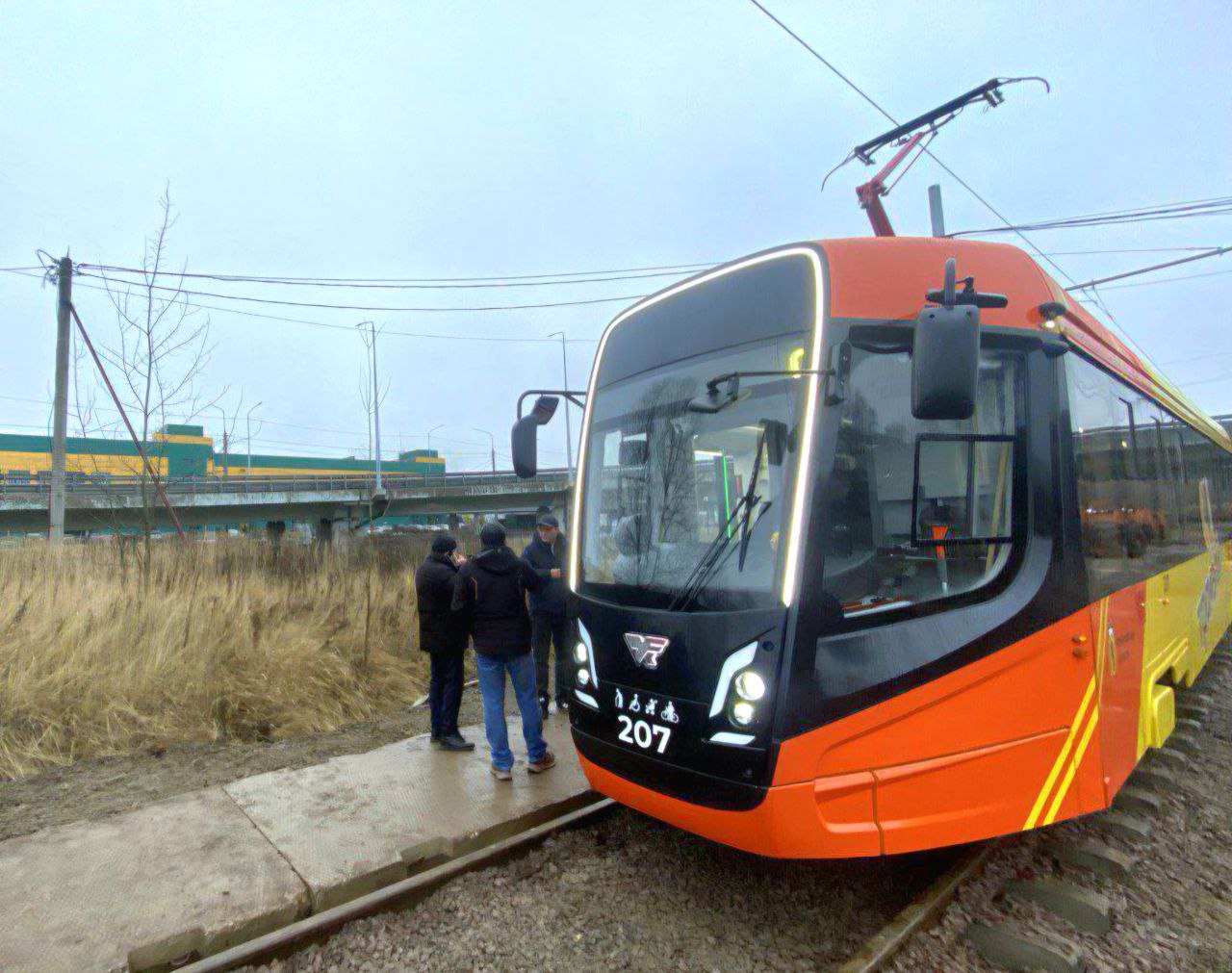 В Дзержинском районе Ярославля началась обкатка новых трамвайных путей от депо до разворотного кольца у ТРЦ Рио Для тестирования используется новый современный низкопольный трамвай Для полноценного запуска движения нужно проверить новые рельсы контактную сеть и закончить обустройство остановочных комплексов и временного кольца у ТРЦ Вся обкатка займет около двух недель и должна завершиться к 15 декабря После этого планируем запустить два временных маршрута от больницы 9 и от улицы Блюхера до Рио Весной планируем завершить реконструкцию путепровода на проспекте Октября и пятикилометрового участка до моторного завода чтобы продлить эти маршруты до ЯМЗ Работы идут по графику Каждый новый участок путей это движение вперед к современному удобному и надежному общественному транспорту для жителей и гостей региона Полностью запустить трамвайное движение по всему городу мы планируем к концу 2026 года Канал MAX