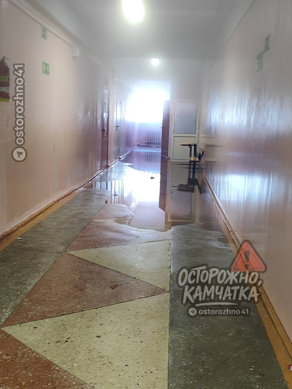 Осторожно потоп в школе 11 Детей вывели на улицу после прорыва трубы с горячей водой Сейчас здание проветривают и разбираются что пошло не так Мы в МАХ Предложка открыта Обсудим в чате Осторожно Камчатка