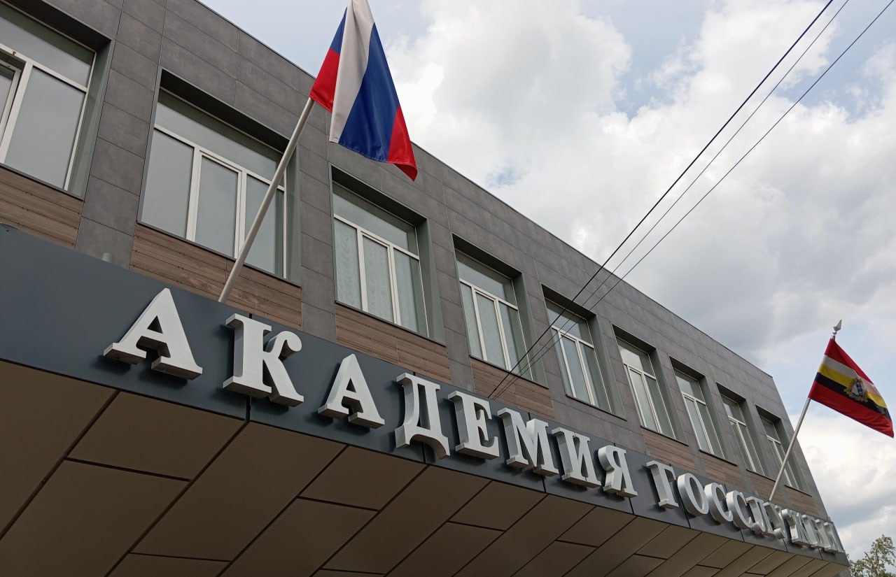 Ветеран СВО из Железногорска поделился, что хотел бы изменить в Курской области В Курской области подходит к концу отборочный этап в проект «Курск.Герои!». Практически все кандидаты уже прошли заключительное испытание – собеседование. Среди них и потомственный военный из Железногорска. - Одно время я работал в сельском хозяйстве, и понимаю, какие здесь есть недостатки, и что я конкретно могу подсказать, поправить. Самое плохое, что ты видишь, что именно нужно сделать, но не можешь на это повлиять. Поэтому я думаю, что смогу себя реализовать через этот проект. Фото: РИА «Курск» !