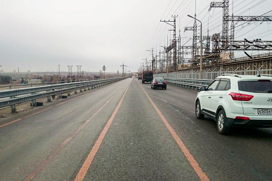 Волжскую ГЭС защищают от терактов  Поэтому с 5 июня по мосту Волжской ГЭС запрещено передвижение любых транспортных средств, которые считаются грузовыми. В комитете транспорта и дорожного хозяйства объяснили, что это связано с требованиями антитеррористической защищенности объекта.   Грузовикам здесь был запрещен проезд и раньше, но тогда это объясняли ремонтными работами на мосту.