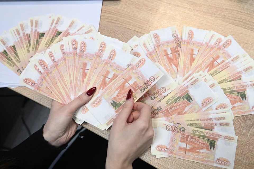 Жильцы лишились 17 6 млн рублей в Челябинске до суда дошло дело о мошенничестве в управляющих компаниях В Челябинске в суд передают уголовное дело двух женщин работавших сразу в нескольких управляющих компаниях Горожанок обвиняют в мошенничестве в особо крупном размере Женщины директриса и начальница планово экономического отделов упраявляек Парк Сервис Домоуправ Челябинск и Домоуправ Сервис По версии следствия в 2022 2023 годах челябинки составили поддельные документы о починке крыш и подъездов домов Деньги якобы пошедшие на оплату ремонта сообщницы просто взяли себе Со счетов управляек в результате пропало 17 6 млн рублей На имущество женщин стоимостью свыше 6 6 млн рублей наложен арест рассказали в Генпрокуратуре Подписаться на chelkp