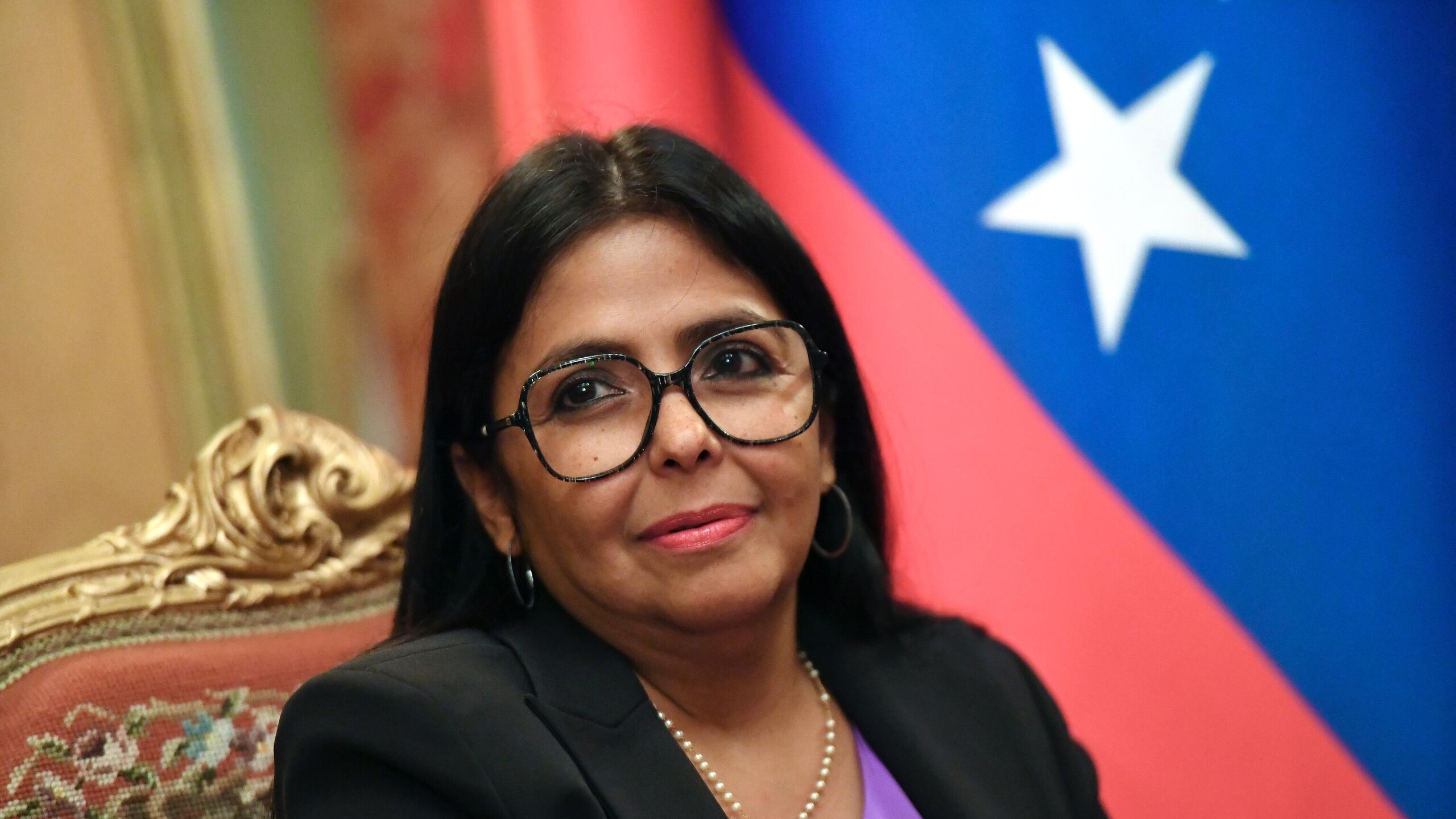 Верховный суд Венесуэлы постановил что вице президент страны Дельси Родригес будет временно исполнять обязанности президента в связи с похищением главы государства Николаса Мадуро говорится в решении конституционной палаты которое зачитала в эфире телеканала VTV ее председатель Карислия Беатрис Родригес В свете исключительной ситуации возникшей в результате похищения гражданина Николаса Мадуро Моро президента республики что образует случай материальной и временной невозможности осуществления им своих функций распорядиться чтобы исполнительный вице президент республики приняла на себя и осуществляла в статусе исполняющей обязанности все полномочия обязанности и функции присущие должности президента Боливарианской Республики Венесуэла с целью обеспечения административной непрерывности и всеобъемлющей обороны нации заявила Родригес