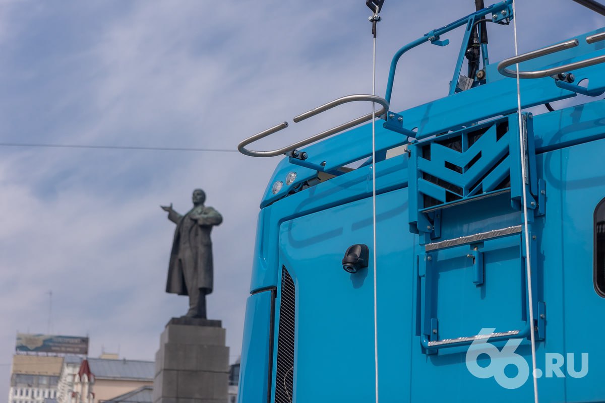 По девяти маршрутам пустят новые троллейбусы К 1 марта в Екатеринбург приедет 55 новых троллейбусов Их поставят на 9 из 15 маршрутов 25 27 29 30 32 35 38 31 36 Об этом 66 RU рассказал источник в мэрии Партию троллейбусов привезут из Уфы Уфимский трамвайно троллейбусный завод собирает транспорт на основе МАЗовских машин Мэрия потратила на их покупку 1 2 млрд вместо планируемых 1 6 млрд рублей Это позволило докупить к 50 машинам еще 5   Новости из Екатеринбурга