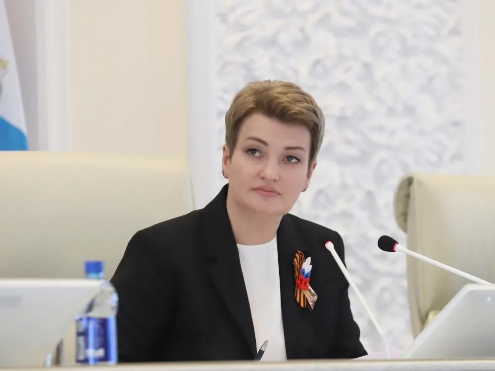 Спикер Архоблсобрания Прокопьева Александр Витальевич спасибо вам Как всегда предметно чётко Председатель регионального парламента Екатерина Прокопьева назвала его предметным и конкретным разговором по всем направлениям которые волнуют жителей социальной сфере жилищно коммунальному хозяйству дорожному комплексу и прежде всего экономике В прошлом году треть областного бюджета была направлена в муниципалитеты на решение местных задач а с учётом инфраструктурных проектов школ детских садов дорог и мостов эта помощь становится ещё более весомой И сегодня нет ни одной территории которая не была бы вовлечена в реализацию национальных проектов Парламентарий также акцентировала внимание на системной поддержке семей с детьми В 2025 году жилищные сертификаты получили 123 молодые семьи 327 детей сирот обеспечены жильём а система долговременного ухода за пожилыми людьми и инвалидами охватила 281 человека Культурная и молодёжная политика остаются в числе приоритетов проведено более 1000 выездных мероприятий в 400 населённых пунктах открыты три новых молодёжных пространства а Архангельская область вошла в топ 10 самых привлекательных регионов России для путешествий Фото АОСД