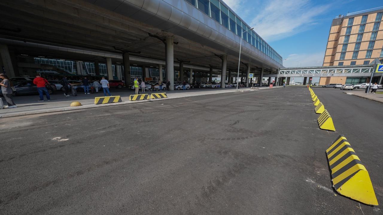 В преддверии ПМЭФ в Пулково открыли новую дорогу для транспорта В Пулково запустили третью транспортную линию вдоль пассажирского терминала. Новая дорога предназначена для движения личного транспорта и такси. Об этом сообщили в пресс-службе аэропорта. Пропускная способность зоны прибытия вырастет на 40%. Среднее время проезда транспорта — от въезда через шлагбаум до выезда, включая высадку и посадку пассажиров — составит до 4 минут. Решение реализовано в преддверии Петербургского международного экономического форума ПМЭФ , а также с учётом роста трафика в летний сезон. Аэропорт Пулково Подписаться Прислать новость
